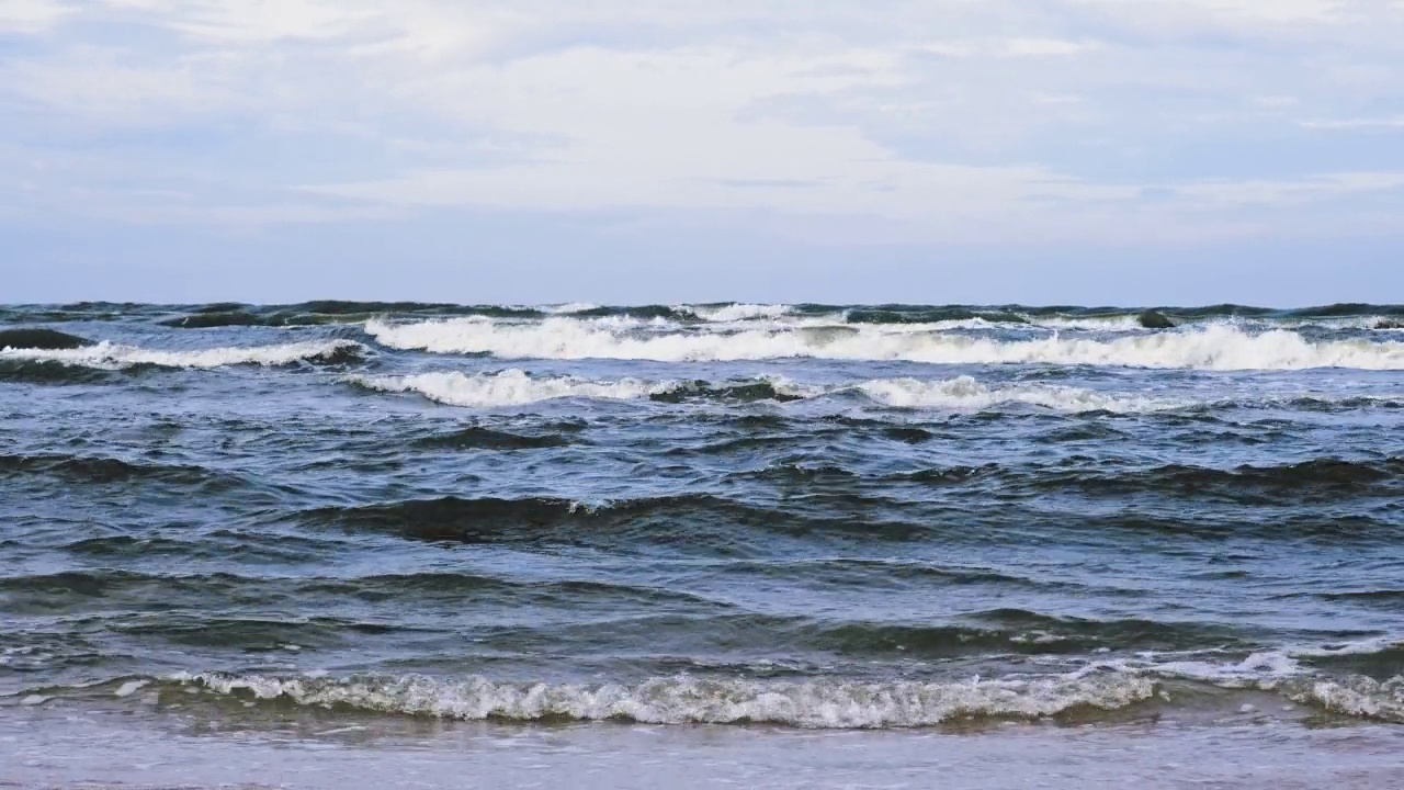 波罗的海海浪拍岸慢镜头视频素材