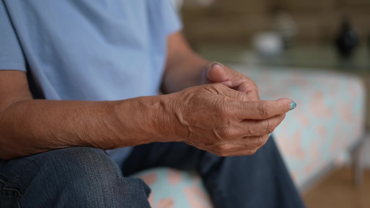 忧心忡忡的老女人在家视频素材