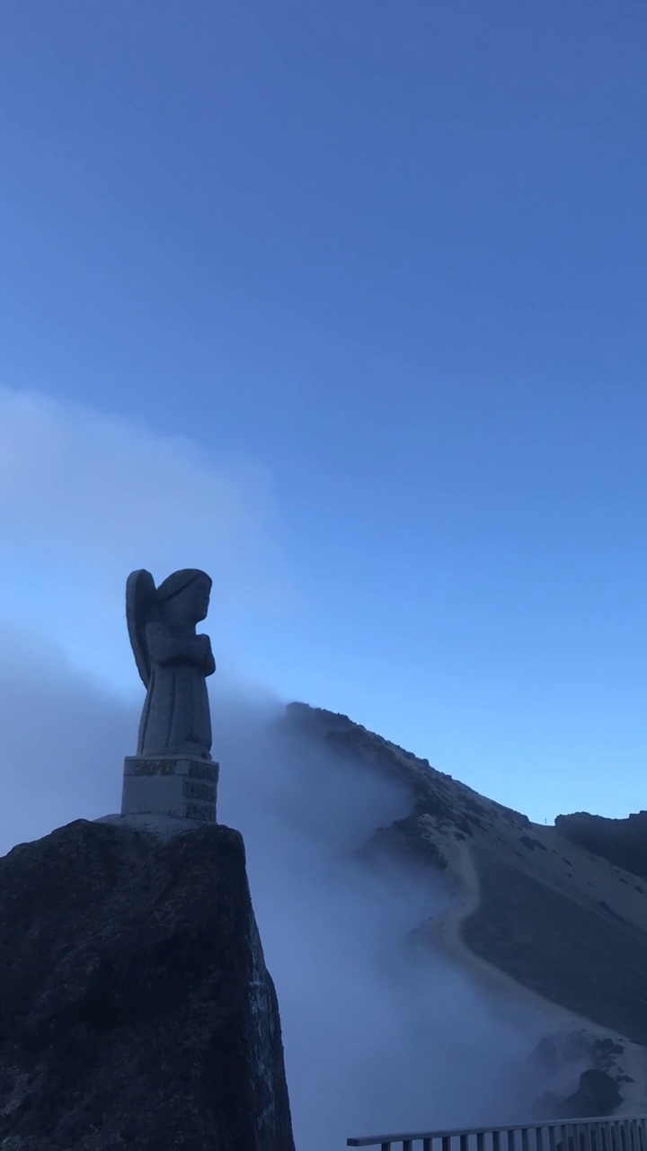 安第斯高地与科托帕希和皮钦查火山从基多，皮钦查省，厄瓜多尔，南美洲视频素材