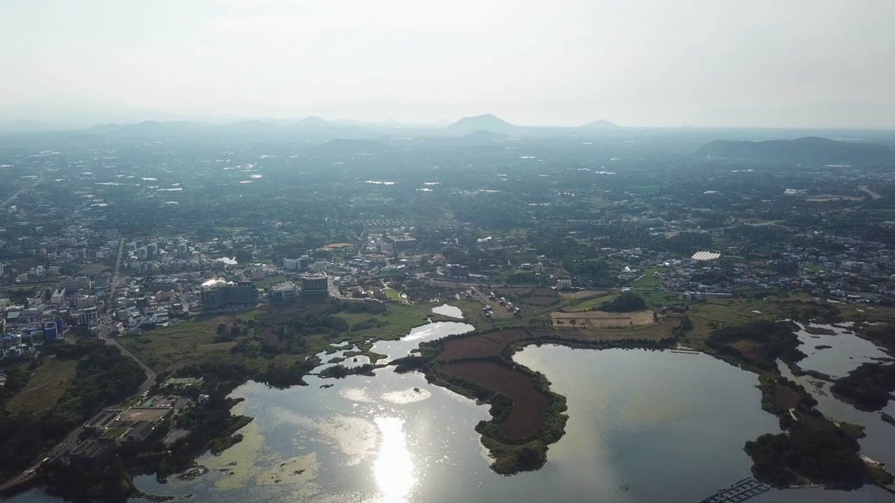 韩国济州岛，西归浦市和济州市附近的城山郡和古左郡附近的村庄、山、火山锥和海视频素材