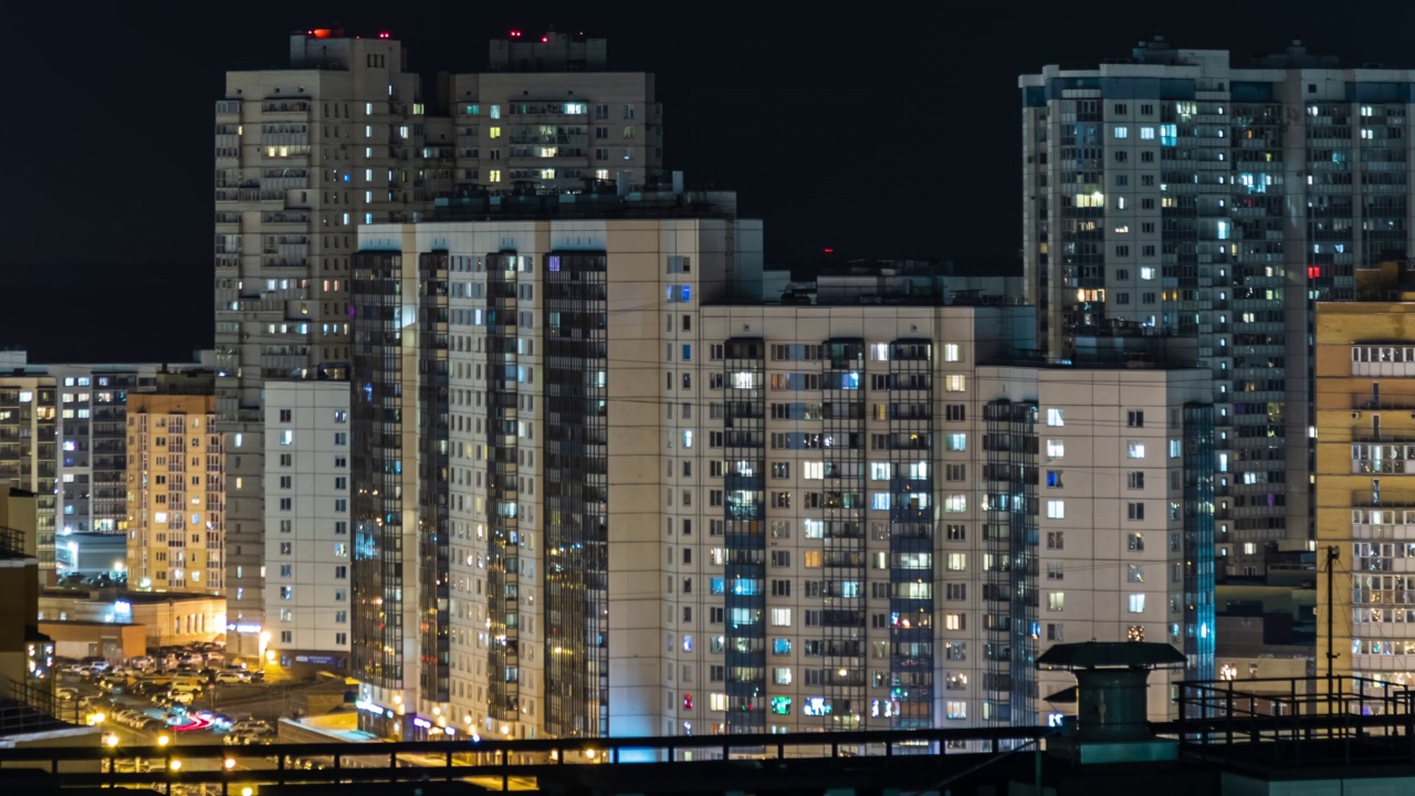 夜晚的城市，住宅楼，窗户里的灯光视频素材