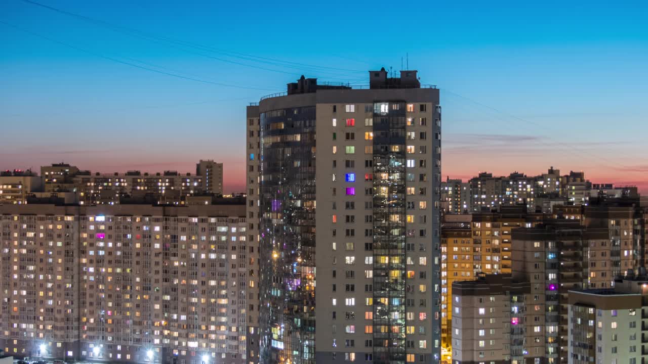 夜晚的城市，住宅建筑窗户的灯光照明视频素材