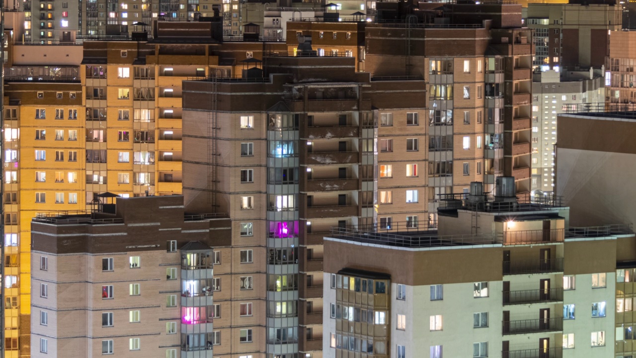 夜晚的城市，住宅建筑窗户的灯光照明视频素材