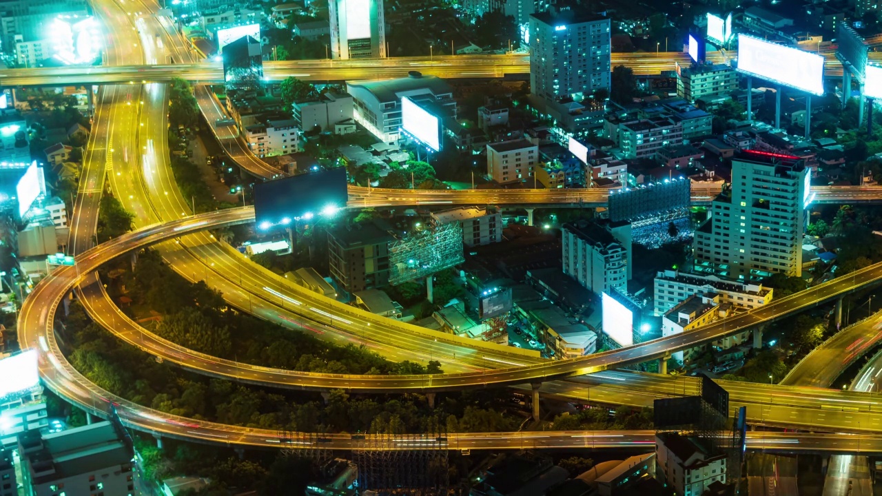 城市道路交汇处，交通在城市道路的夜晚视频素材