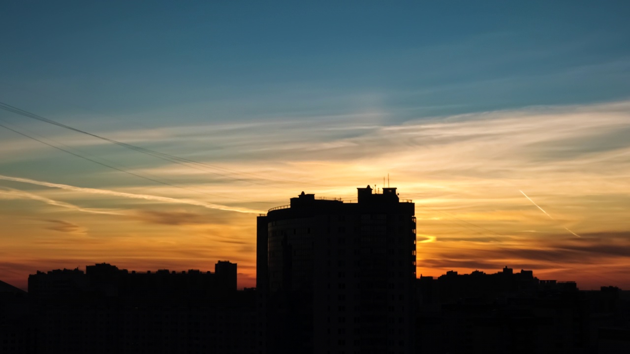 夕阳映衬下的城市建筑剪影。视频素材