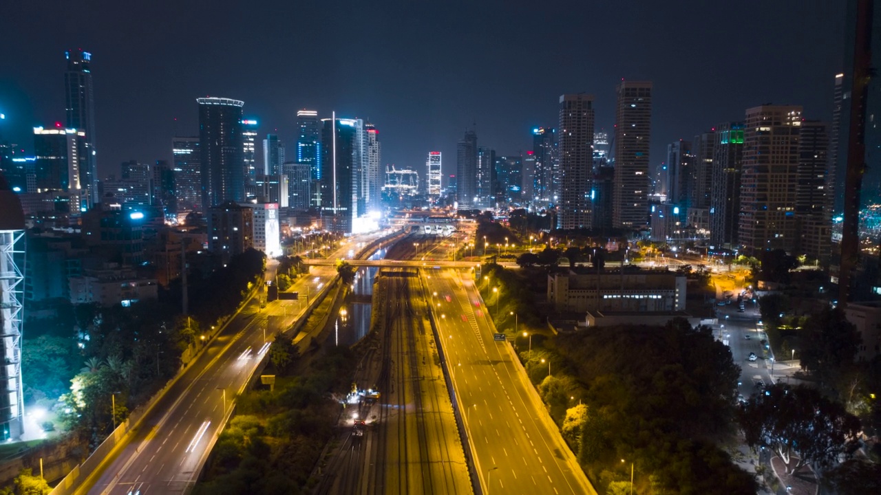 以色列特拉维夫市天际线的夜间空中超摄视频下载