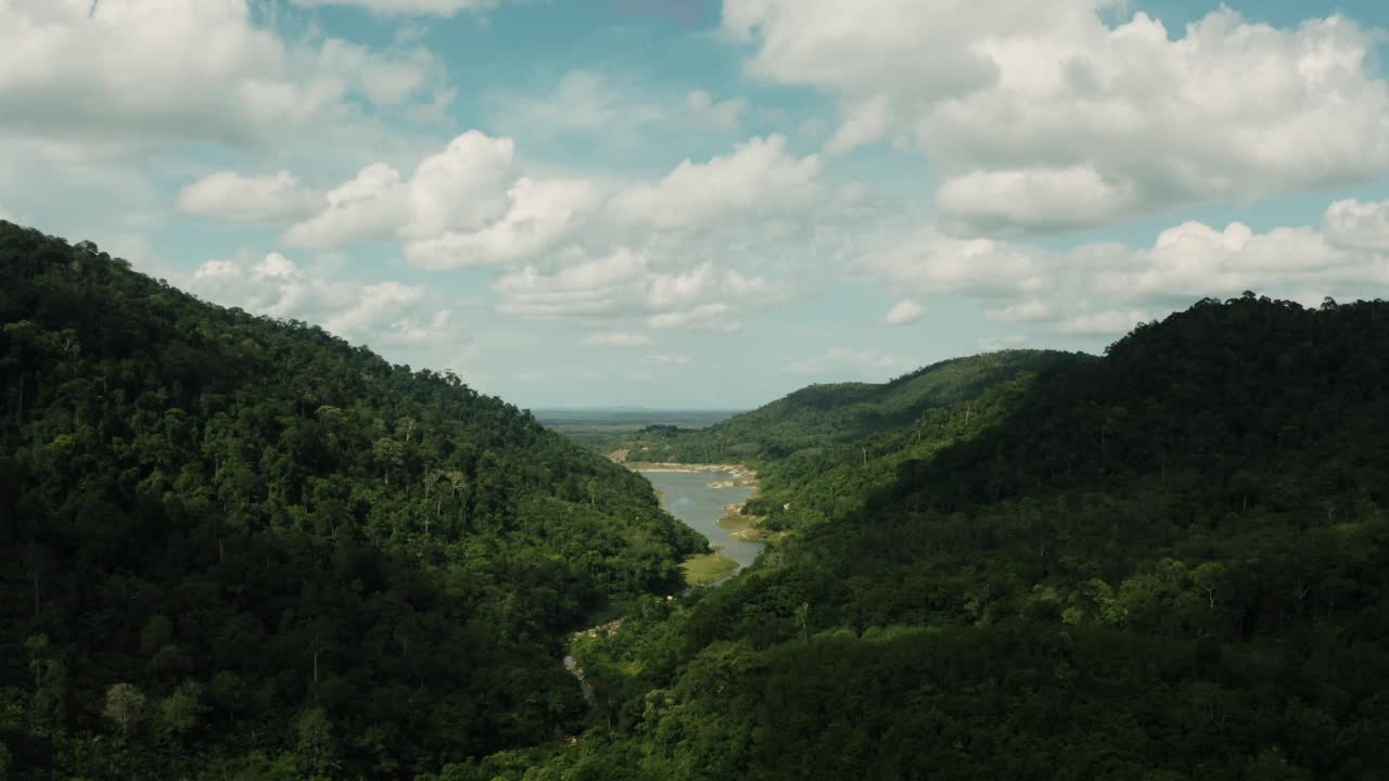 亚洲泰国，山林环抱的河流航拍视频素材