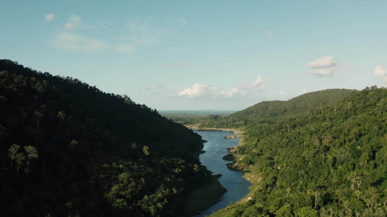 亚洲泰国，山林环抱的河流航拍视频素材