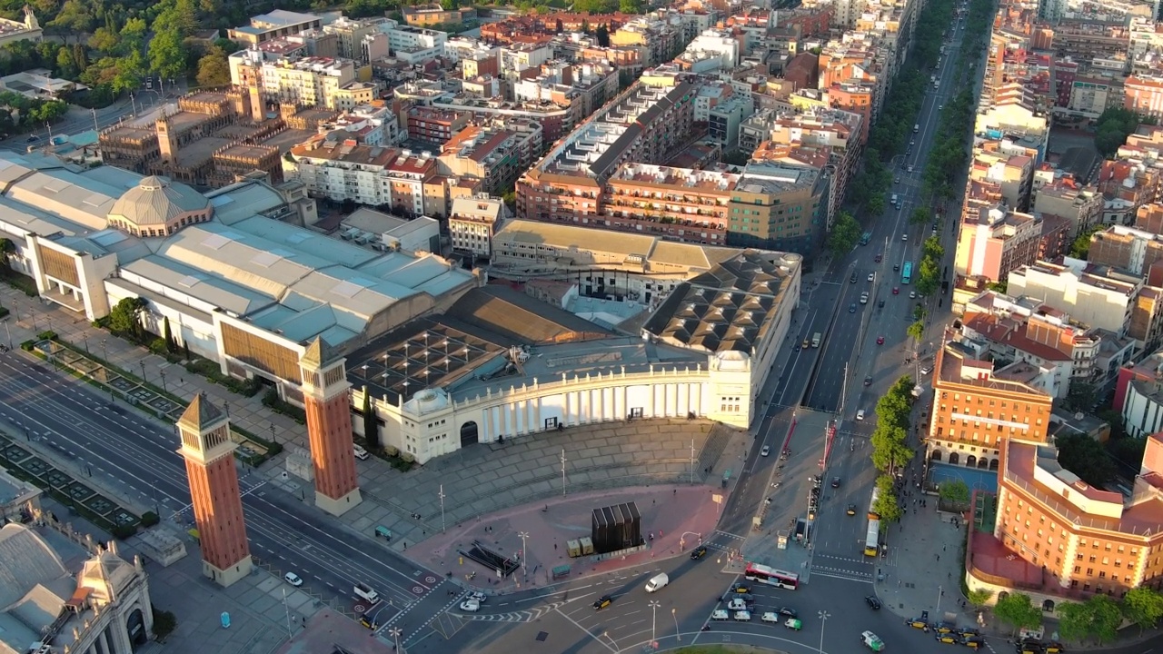 日出时巴塞罗那城市天际线的鸟瞰图。Plaça d'Espanya(西班牙的地方)是巴塞罗那最重要的广场之一视频素材