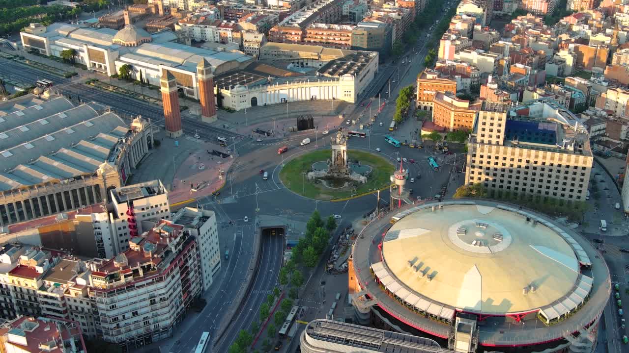 日出时巴塞罗那城市天际线的鸟瞰图。Plaça d'Espanya(西班牙的地方)是巴塞罗那最重要的广场之一视频素材