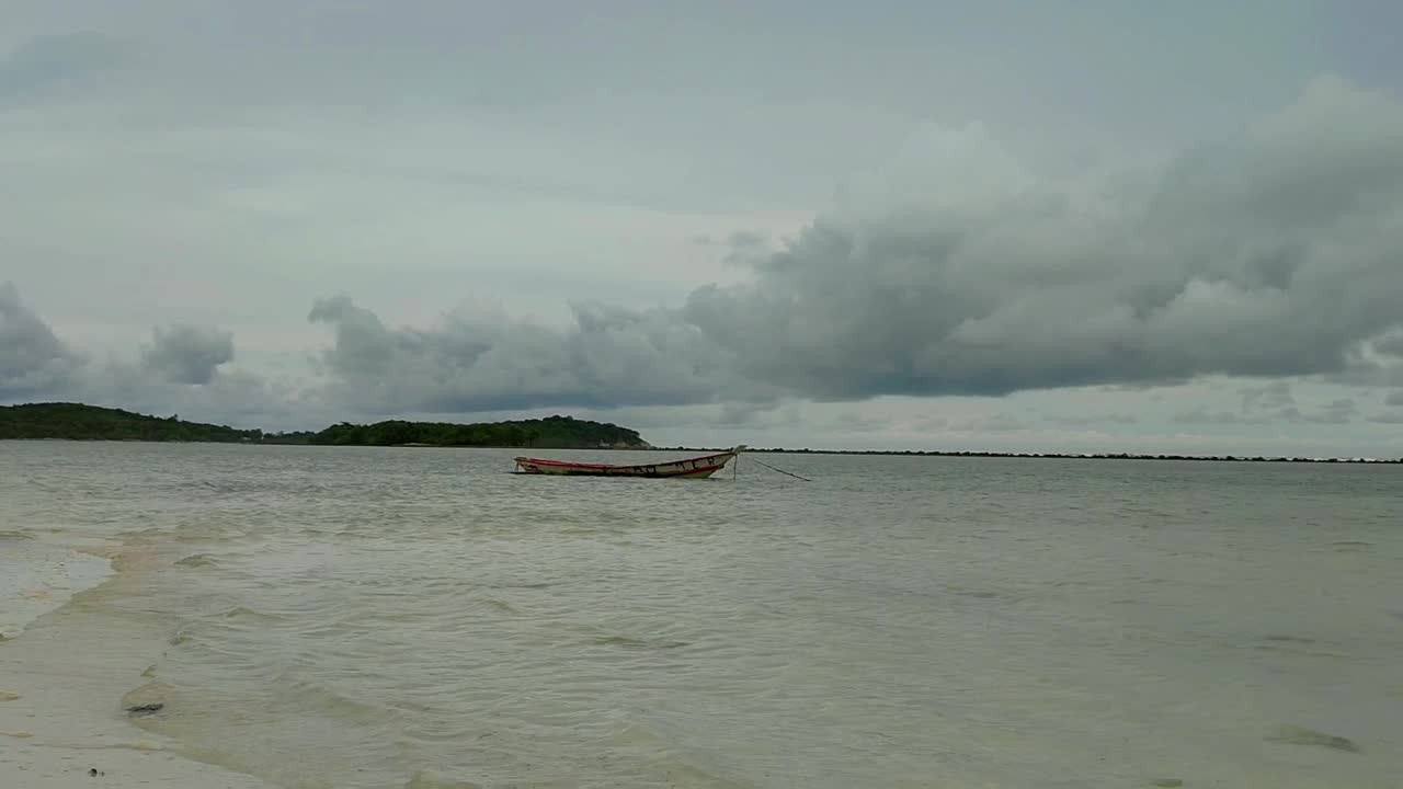 小船停泊在海滩上。视频素材