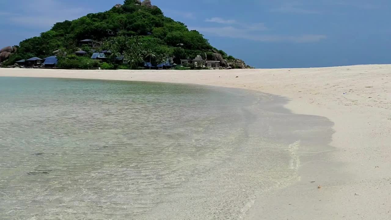 透明的大海和白沙的美丽景色。视频素材