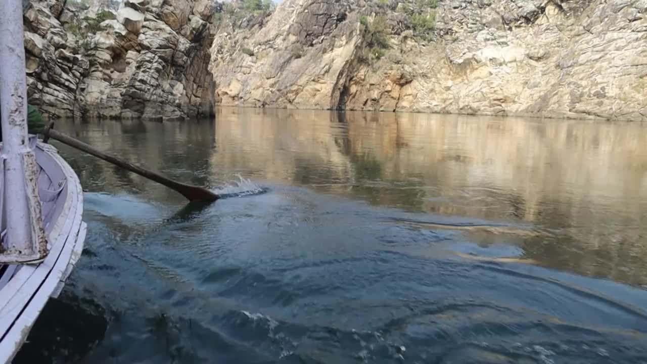 贾巴尔普尔，在白色大理石岩石中间的纳尔玛达河的Bhedaghat划船视频下载