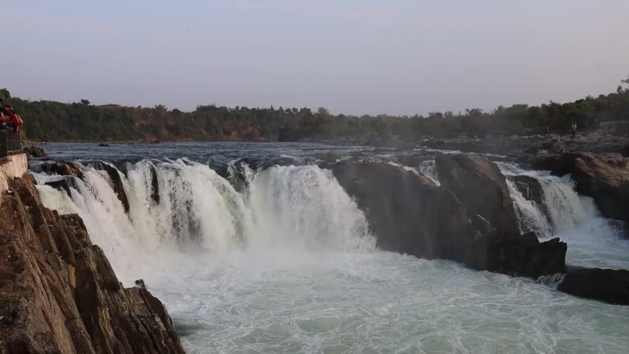 Dhuandhar瀑布Bhedaghat, Jabalpur，中央邦视频下载