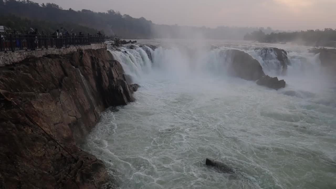 Dhuandhar瀑布Bhedaghat, Jabalpur，中央邦视频下载