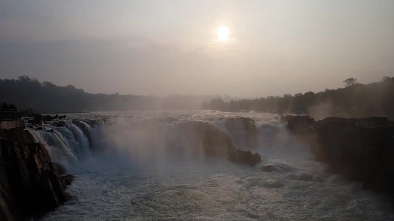 Dhuandhar瀑布的时间流逝，Bhedaghat, Jabalpur视频下载