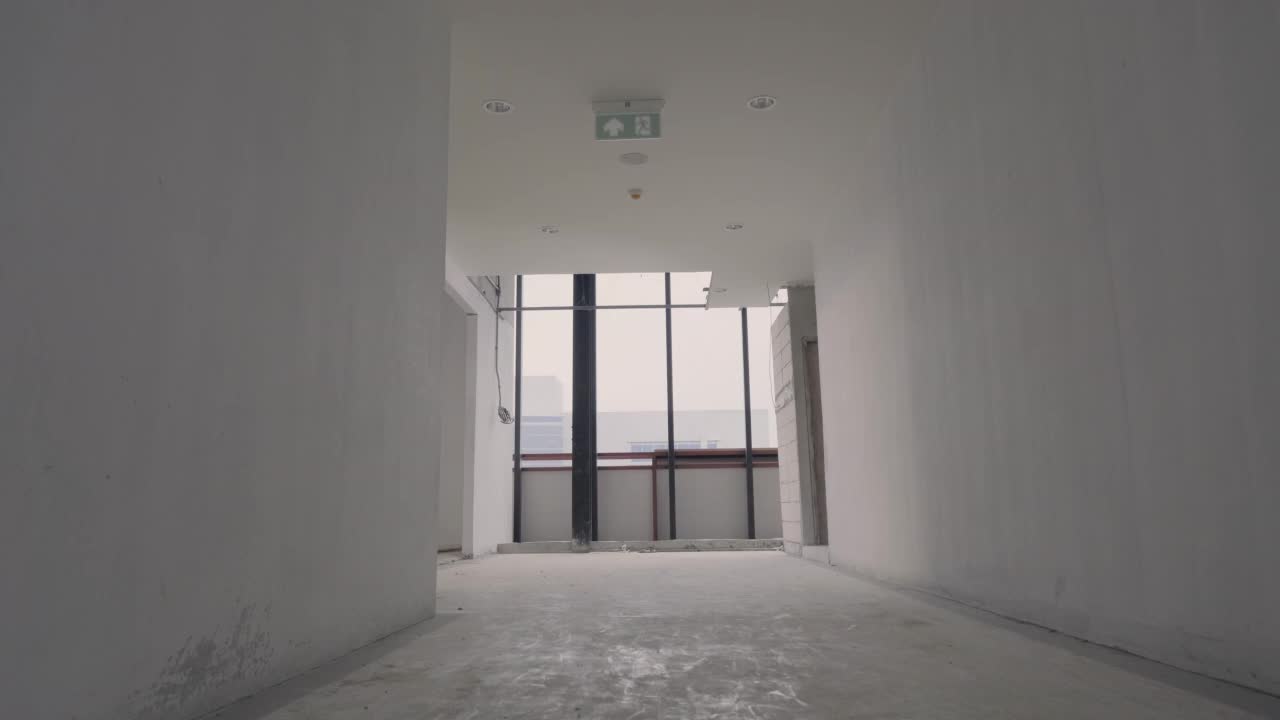 亚洲团队工程师或建筑师团队检查员在施工现场使用数字平板电脑增强现实技术进行检查。视频素材