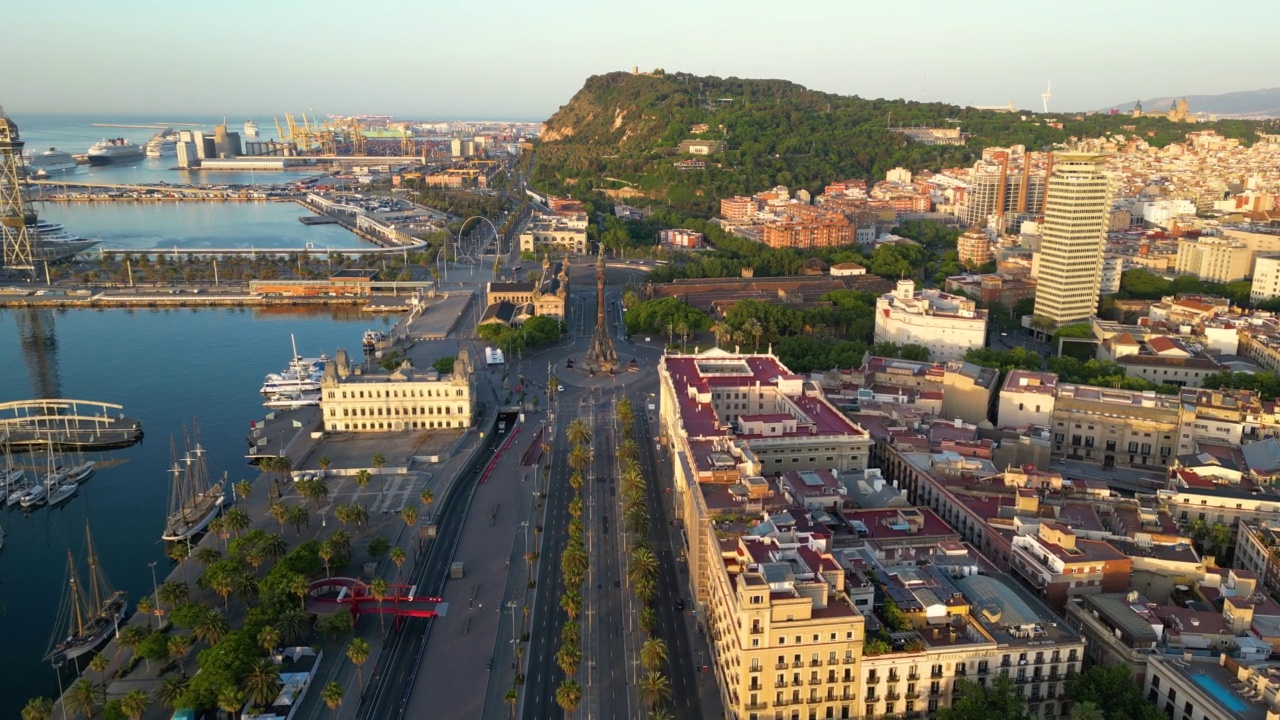 俯瞰广场门户de la pau，港口Vell码头和哥伦布纪念碑在日出巴塞罗那，加泰罗尼亚，西班牙视频素材