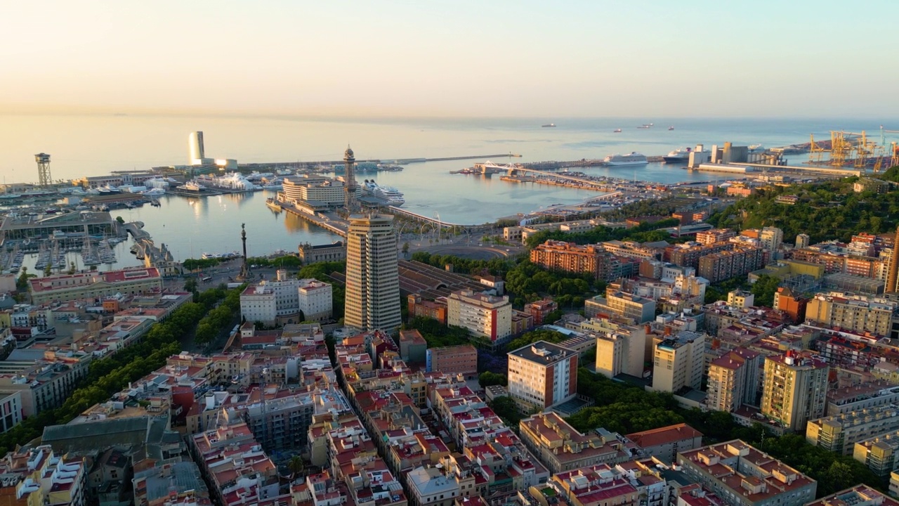 俯瞰广场门户de la pau，港口Vell码头和哥伦布纪念碑在日出巴塞罗那，加泰罗尼亚，西班牙视频素材