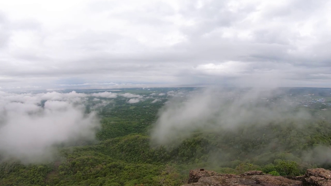 移动的云在Kaldurg堡，Palghar, Mumbai视频素材