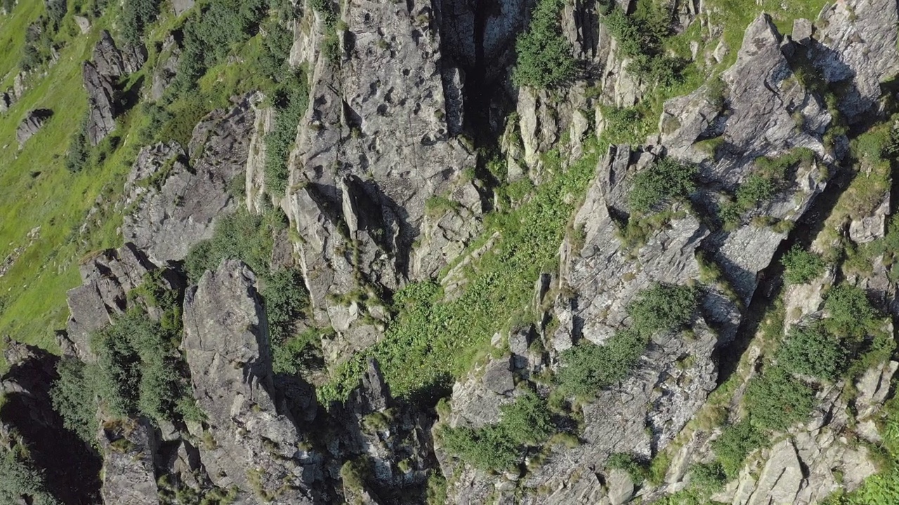 鸟瞰喀尔巴阡山脉的岩石山峰，夏季山脉的景观视频素材