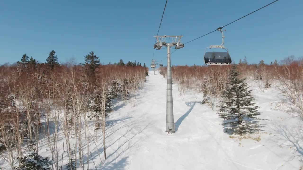 早上乘坐滑雪缆车在山坡上滑行。观点。寒假的概念视频素材