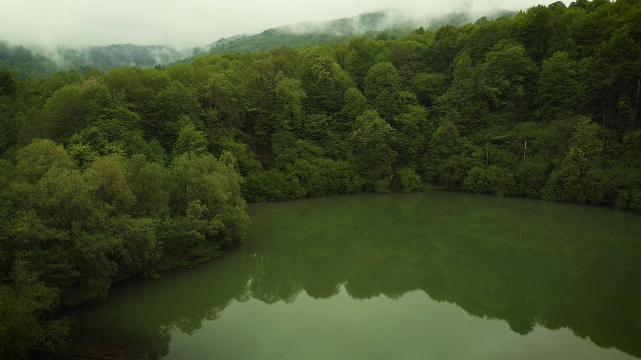 绿树环抱的湖水。视频下载