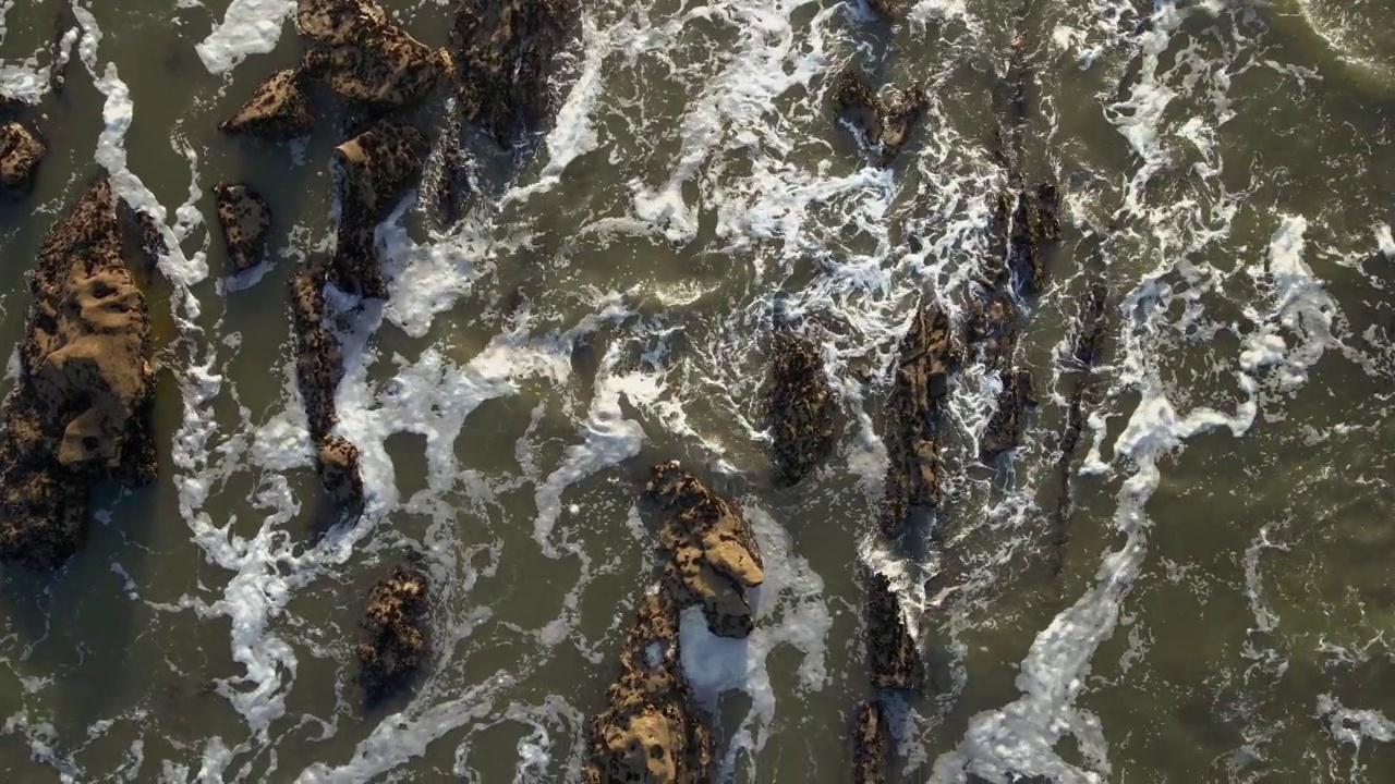 鸟瞰海洋和海滩，岩石众多视频素材