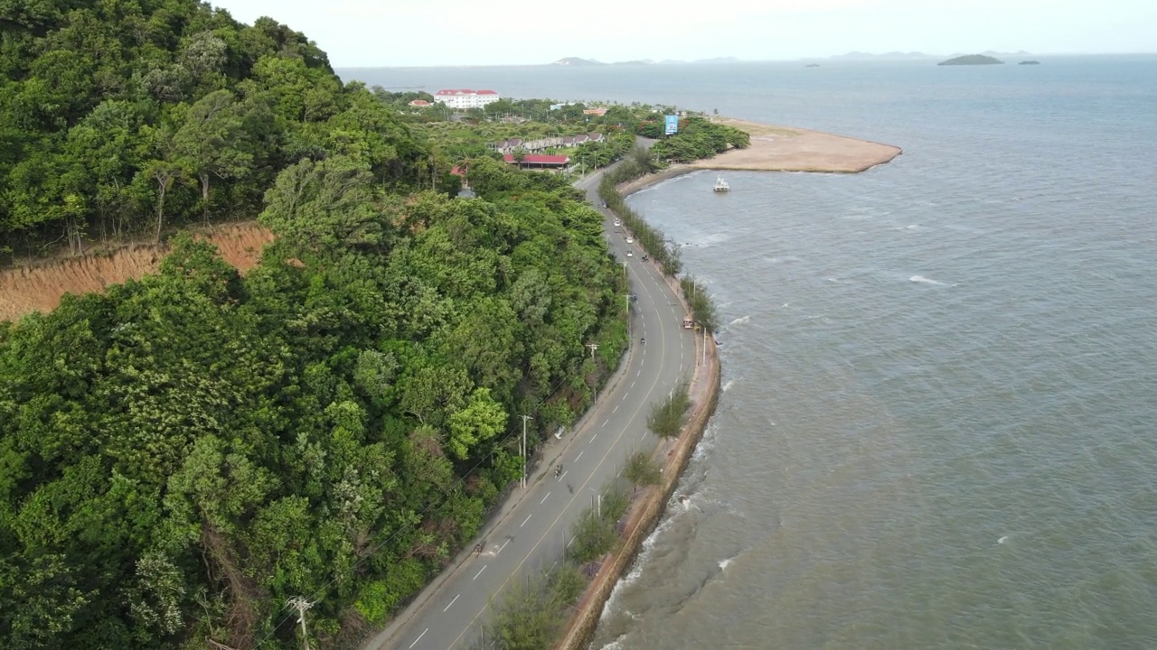 无人机在大风天沿着海岸公路拍摄的海浪视频素材