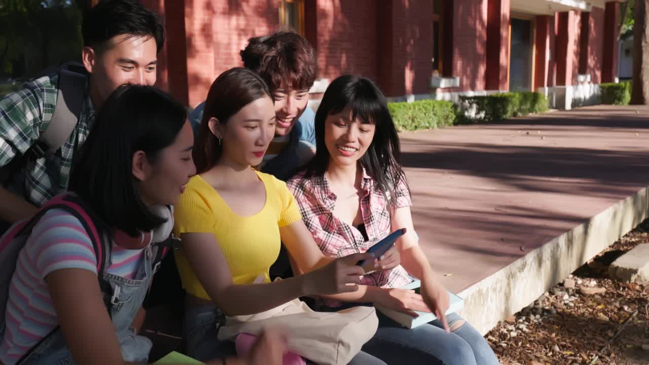 年轻学生使用智能手机视频素材