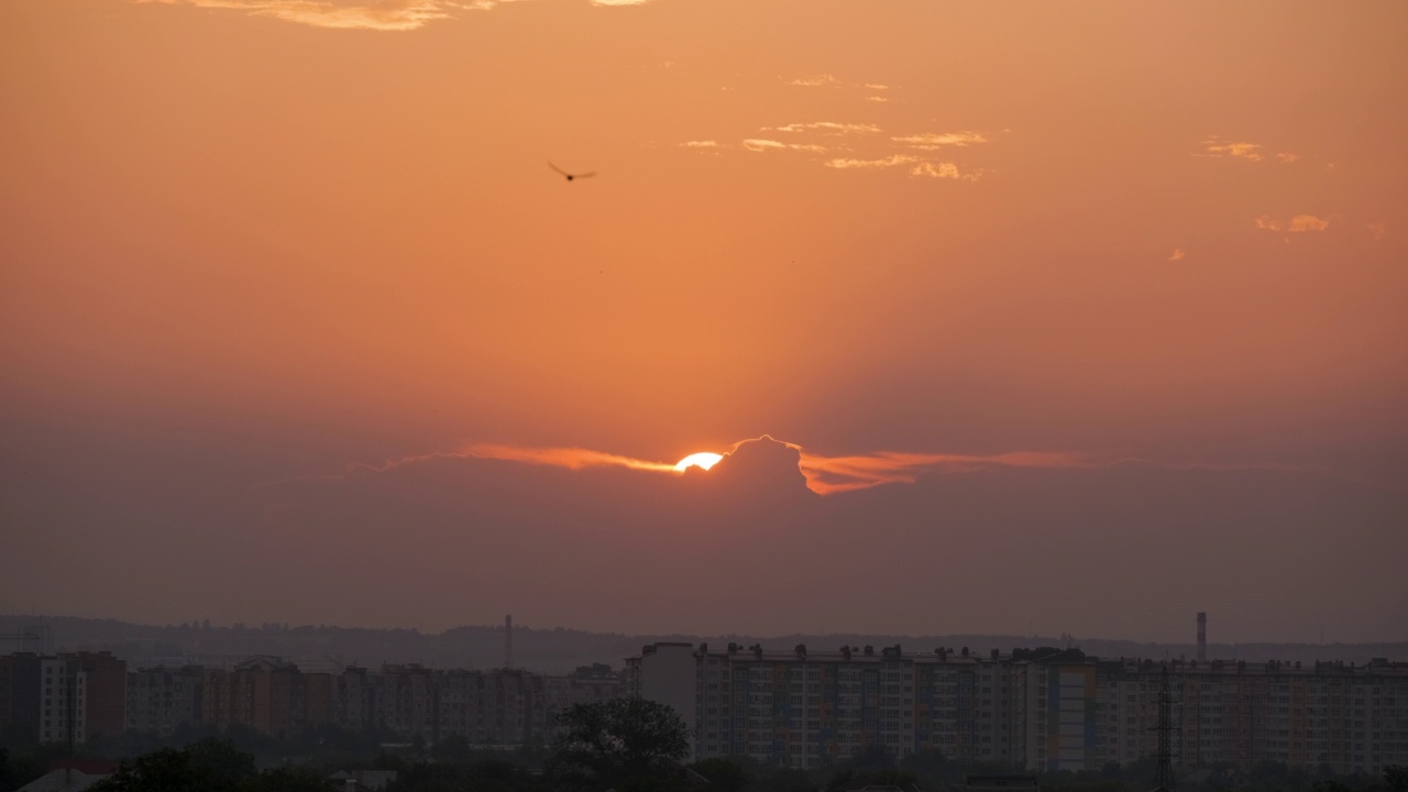 傍晚的景观，明亮的夕阳在远处的城市高层建筑在日落视频素材