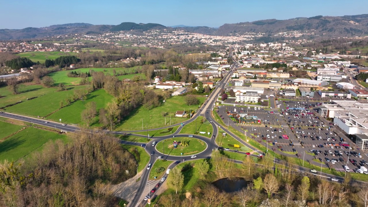 快速移动的繁忙交通的道路回旋交叉路口鸟瞰图。城市环形交通十字路口视频素材