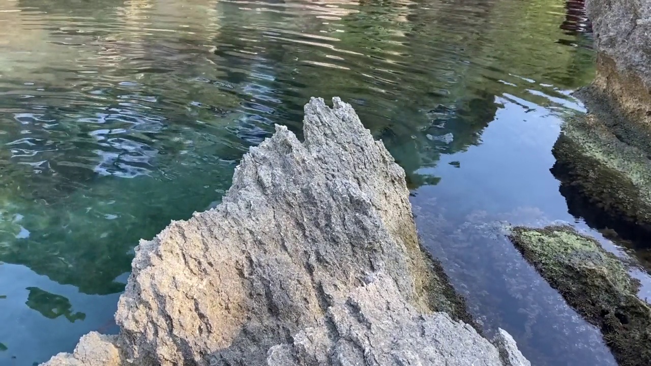 地中海岩石海岸的蓝绿色海水。平静的海浪荡漾。美丽的海景。视频素材