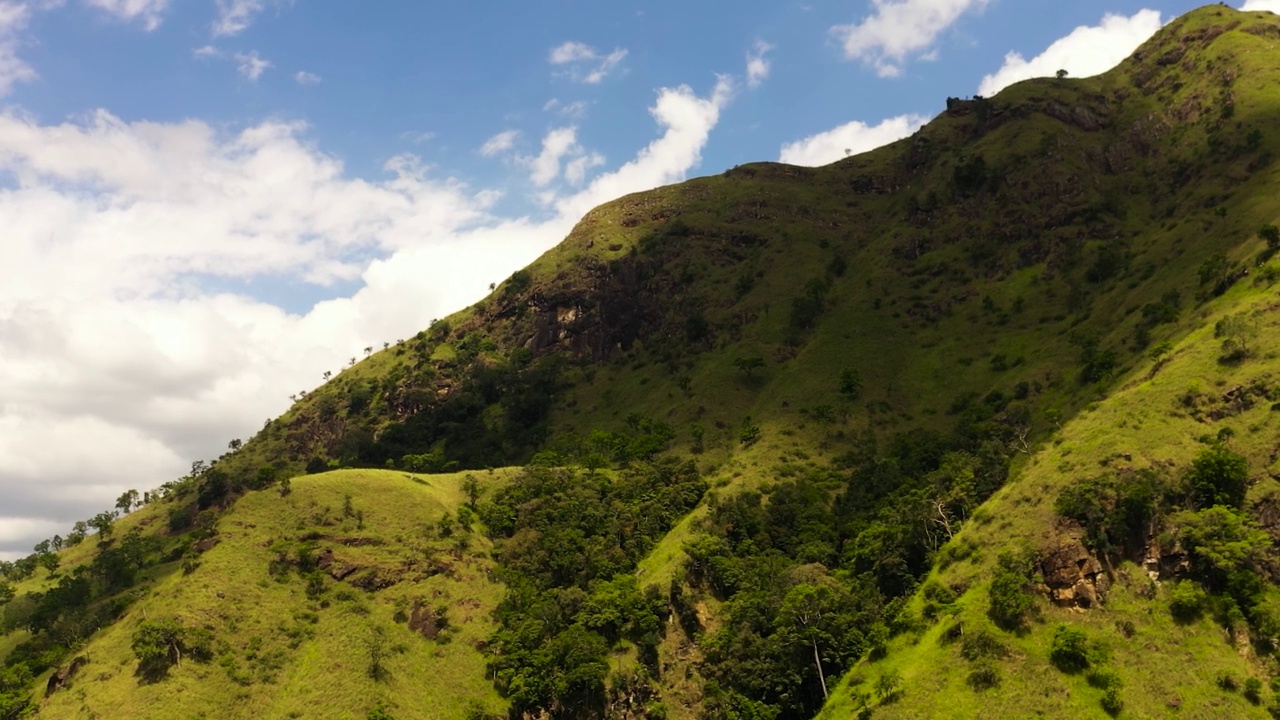 山峰山峰，蓝天白云。视频素材