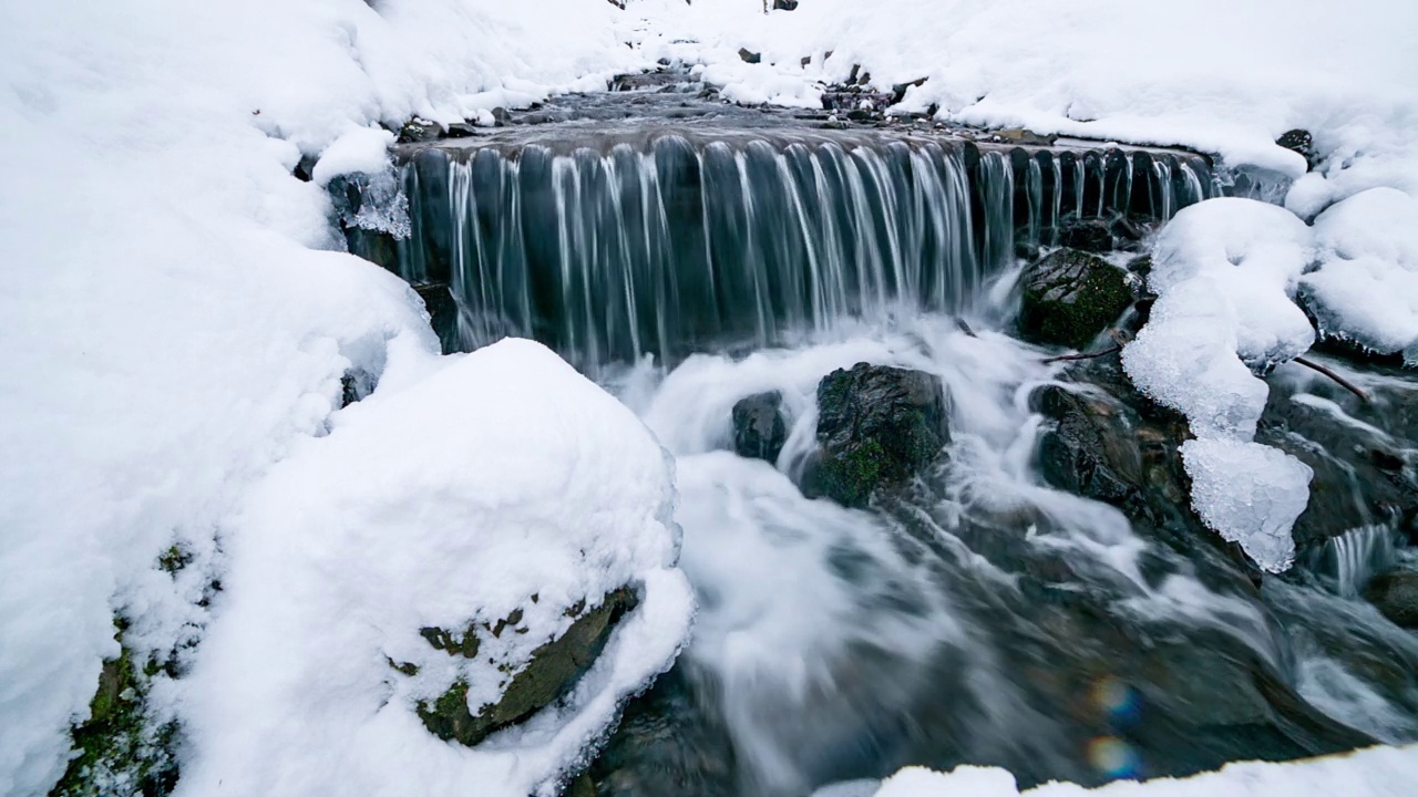 河水在冰雪的山间流淌，自然纯净的纯净水录影视频下载