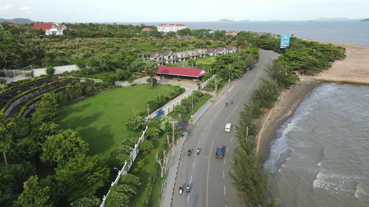 航拍车辆在大风天沿海岸行驶的沿海道路视频素材