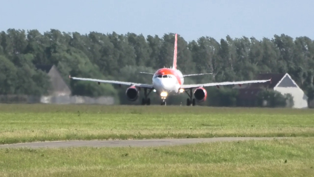 易捷航空空客A319从阿姆斯特丹史基浦机场起飞的镜头视频素材