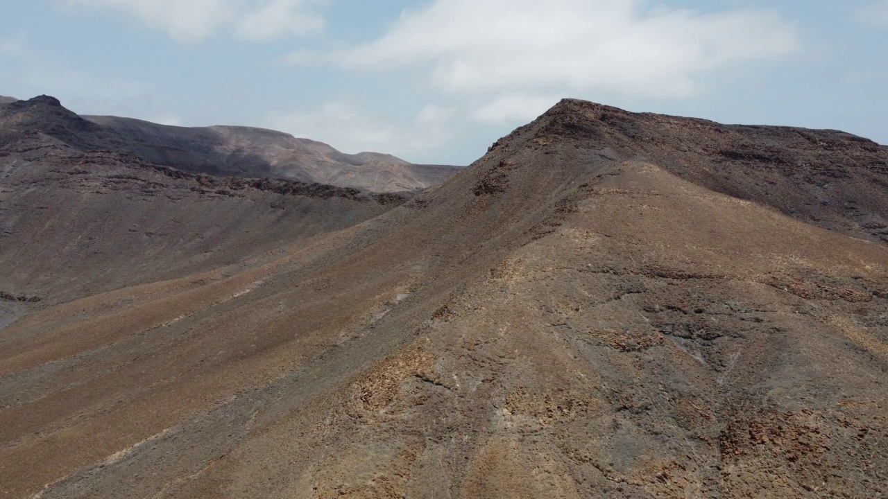 富埃特文图拉岛的沙漠和火山景观鸟瞰图。视频素材