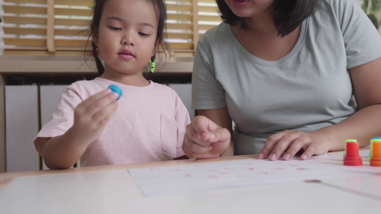 家庭幸福，孩子在家接受教育视频素材