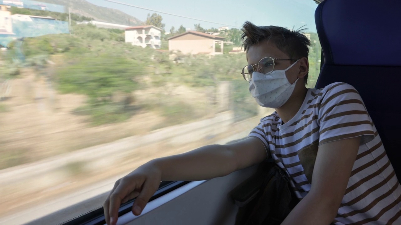 少年乘火车旅行视频素材