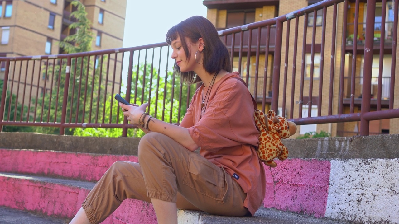 女孩在户外使用智能手机视频素材