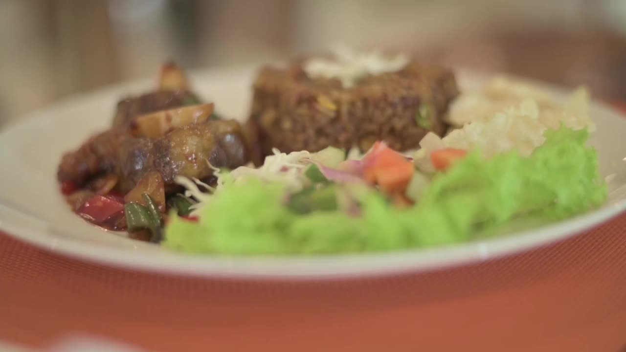 炒饭，牛肉尾炒饭视频素材