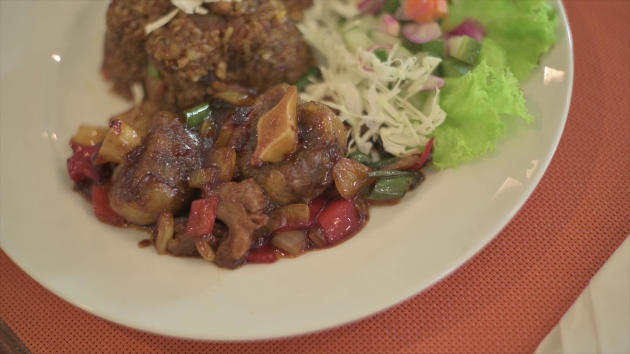 炒饭，牛肉尾炒饭视频素材