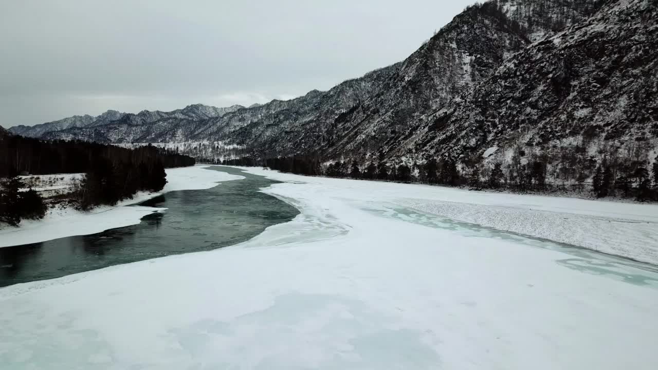 山河在冬天从高处俯视视频素材