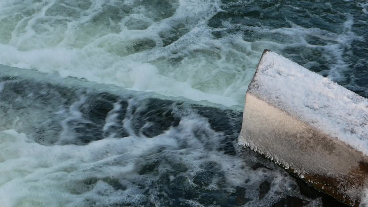 水流靠近结冰的海岸。视频素材