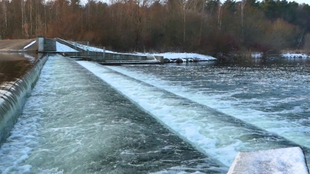 森林里的水库有流水倾泻而下。视频素材