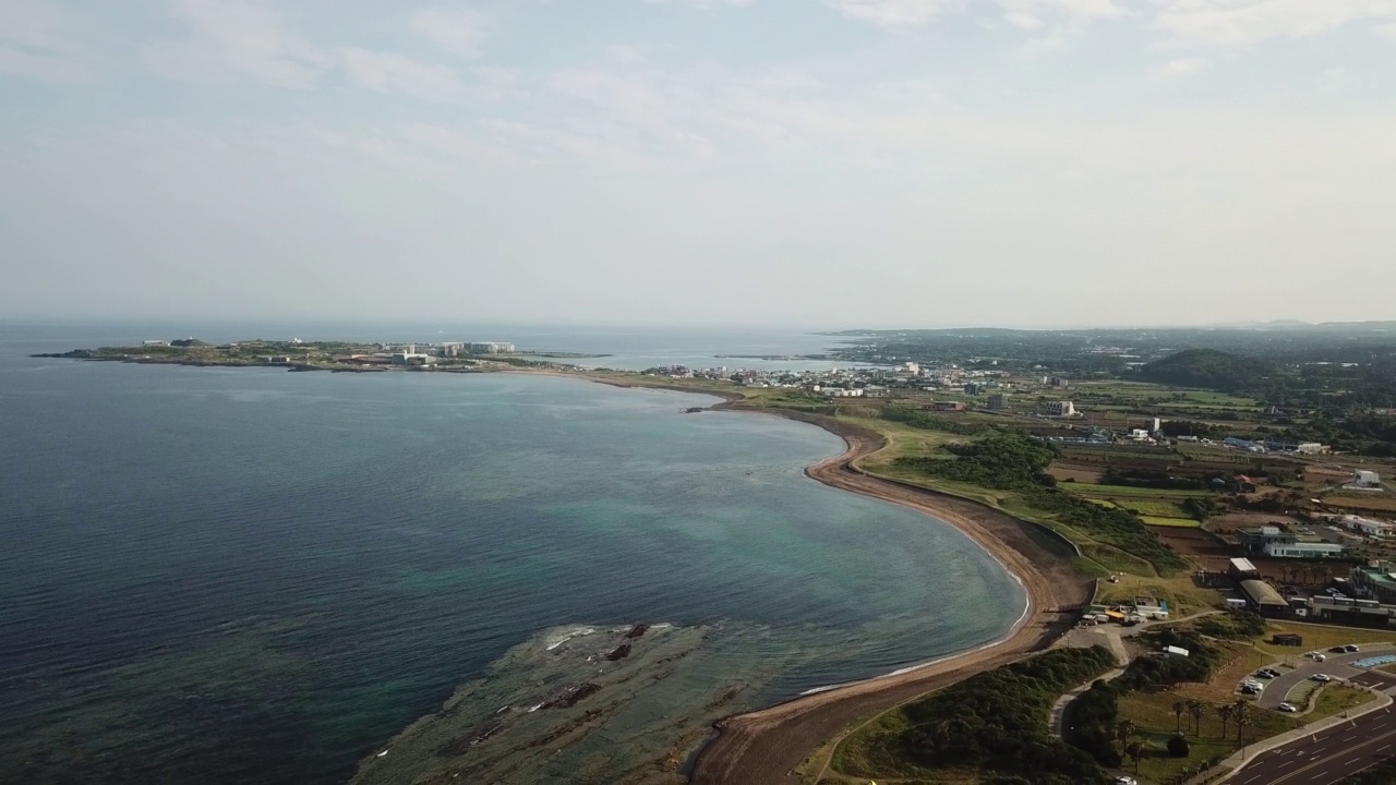 韩国济州岛西归浦市城山郡的广志木海滩和西归浦土地角视频素材