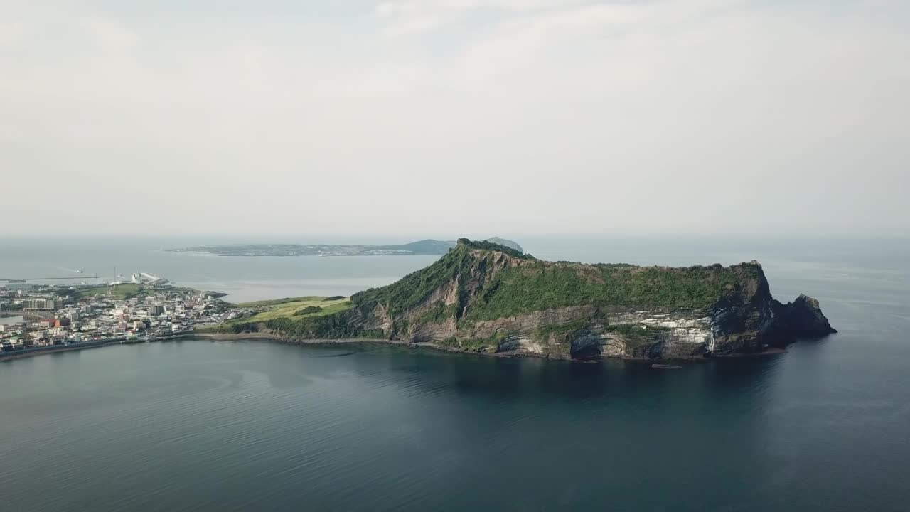 光之基海滩城山浦港-城山郡城山一铁峰凝灰岩锥和宇岛/西归浦市和济州市，济州，韩国视频素材