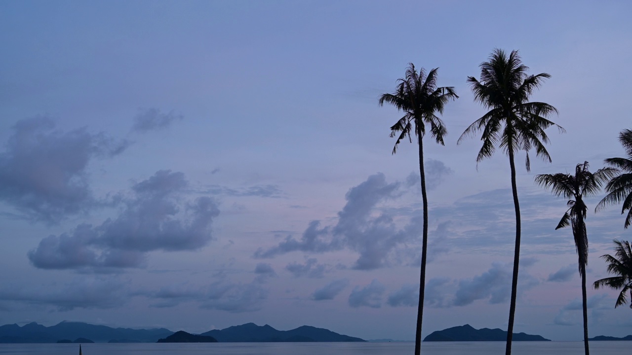 时间流逝的彩色日落在海岛海滩与海浪和云视频素材