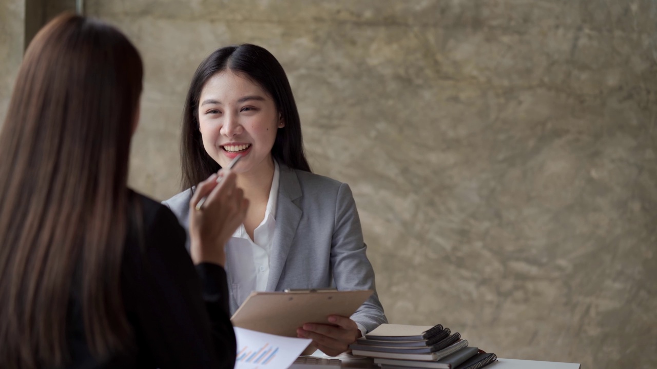 在董事会会议室进行自信的女性专业讨论。一群业务上的同事在会议上共同规划。视频素材